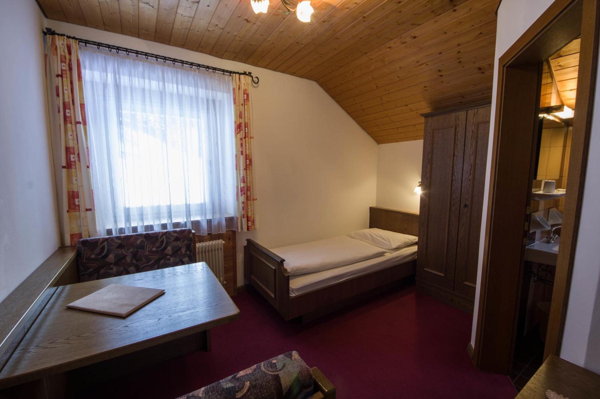 Gasthof Löwen Welschnofen Zimmer foto